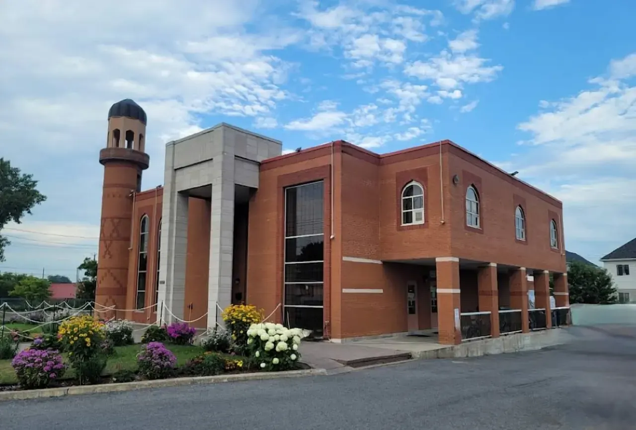 Masjid Makkah Al-Mukkaramah in Pierrefonds, Quebec